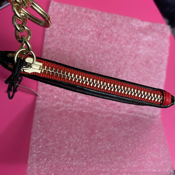 24HR DROP ⬇️ VS Heart Card Case Keychain - Picture 5 of 7